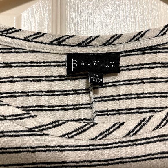 Bobeau Flared Hem, Flowy short sleeve top, size 1X - Picture 4 of 4